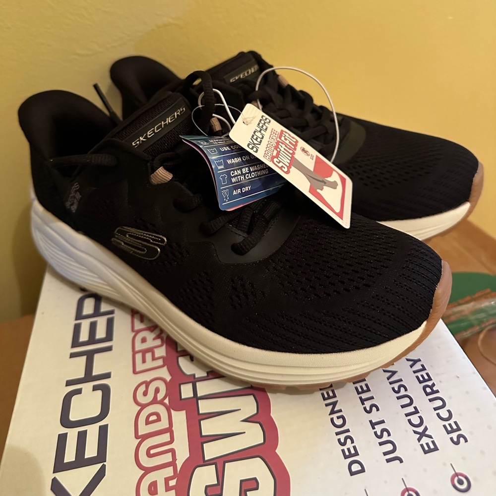 Skechers women’s Black Sneakers new! Size 7.5 - Picture 6 of 6
